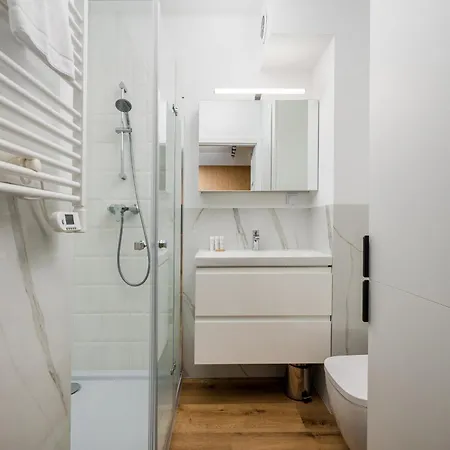 Praga Bliska Modern By Bookinghost *