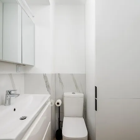 Praga Bliska Modern By Bookinghost * Varsó